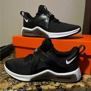 Nike Air Max Bella TR 5; Black/White; size W 6